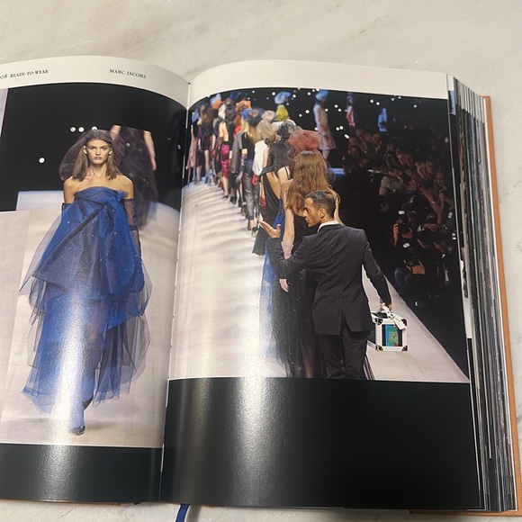 Louis Vuitton Coffee Table Book - Picture 4 of 5